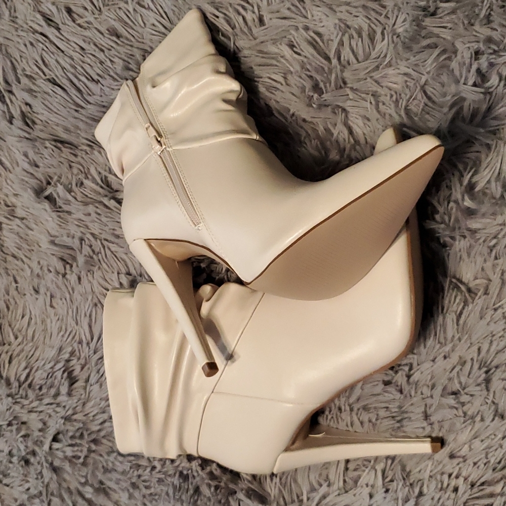 Cream leather size 7.5 shoedazzle ankle ruched bootie new no tags